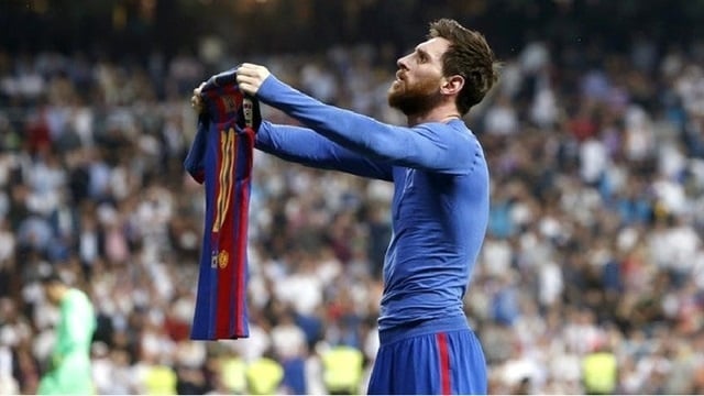 Messi treta feio com César Araújo jogador do Orlando City no jogo de o
