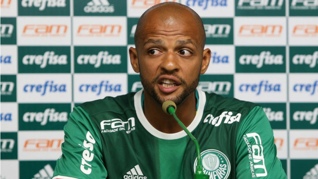 Esposa de Felipe Melo ataca críticos do jogador: 'Pessoas doentes