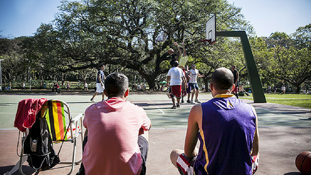 Pessoas jogando basquete 3x3 no Ibirapuera - Esportes para se