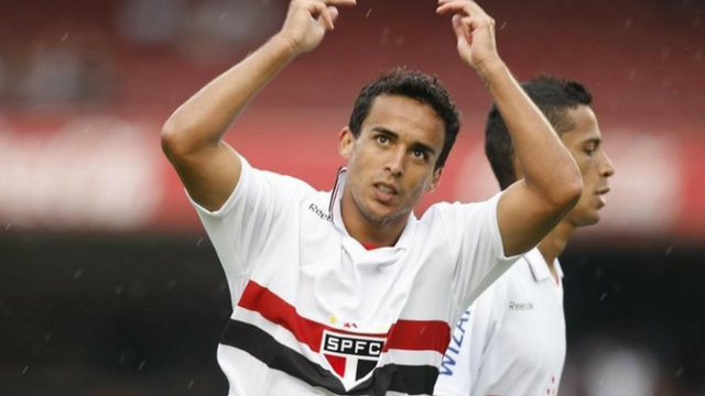 Jadson chega ao São Paulo para comandar o meio de campo