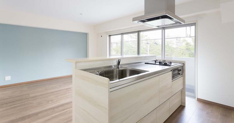 築40年をリノベーション ブルーがアクセントのさわやかな空間 キッチンな暮らし