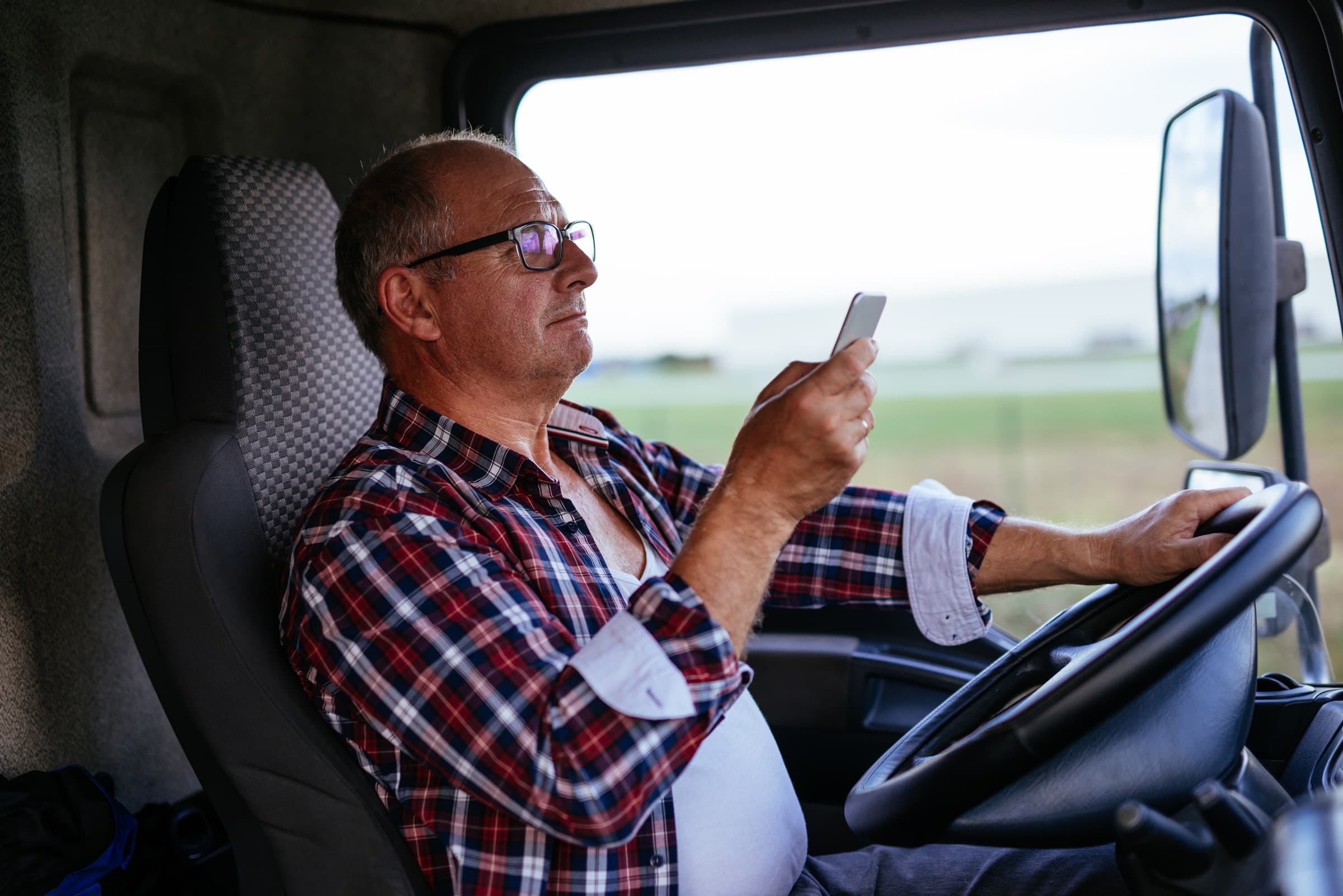 https://cdn2.hubspot.net/hubfs/465242/Truck-Driver-Looking-At-Phone-While-Driving.jpg