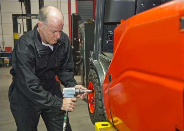 Kenco_Blog_3 Top Costs Drivers MHE_Forklift Maintenance