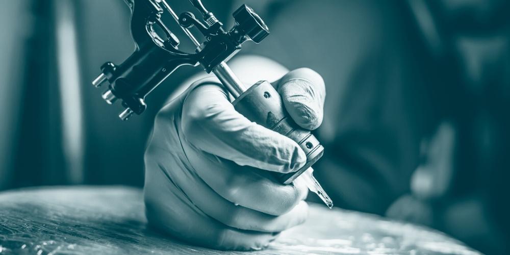 Tattoo artist using nitrile gloves - Unigloves