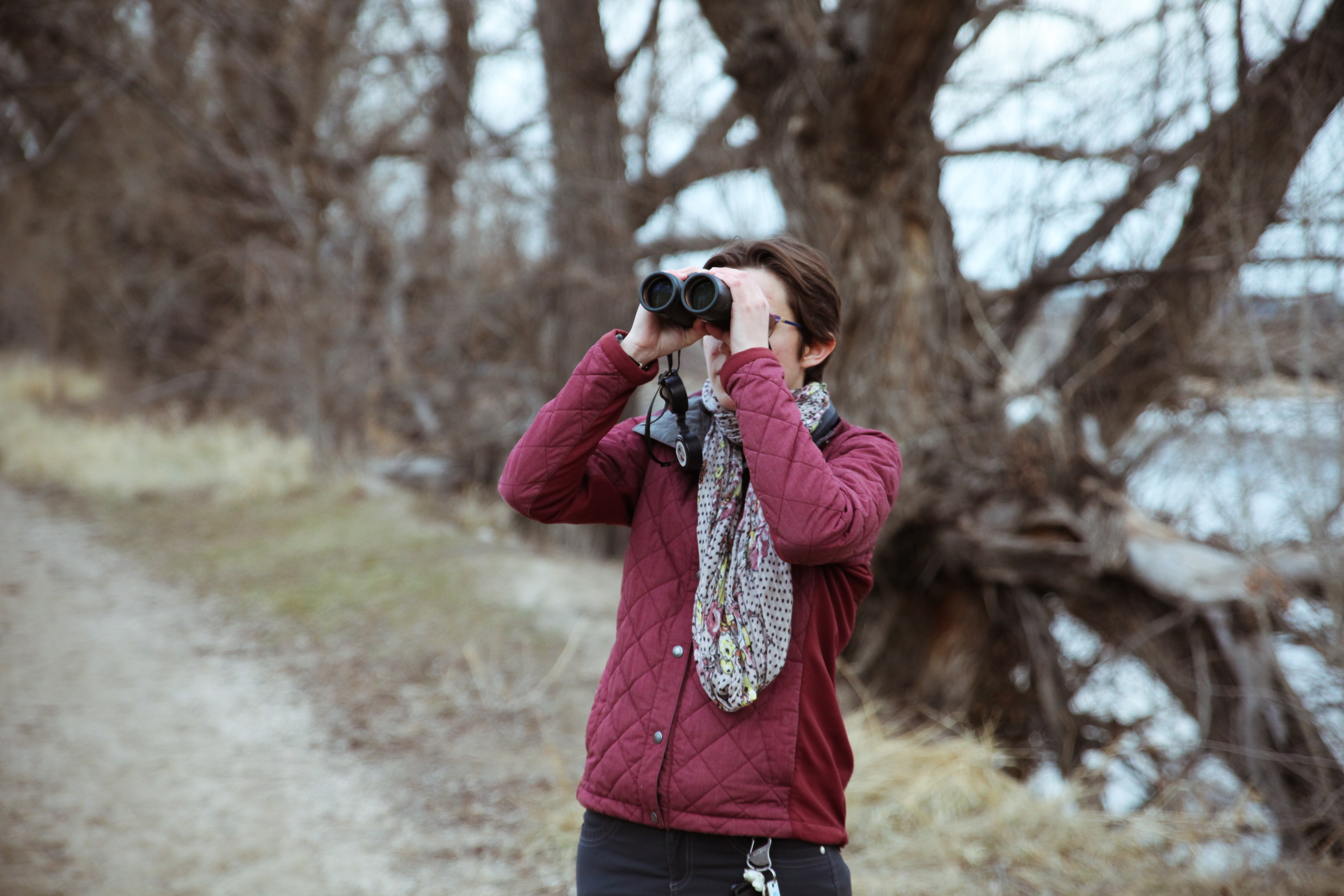 birdwatching-woman-unsplash