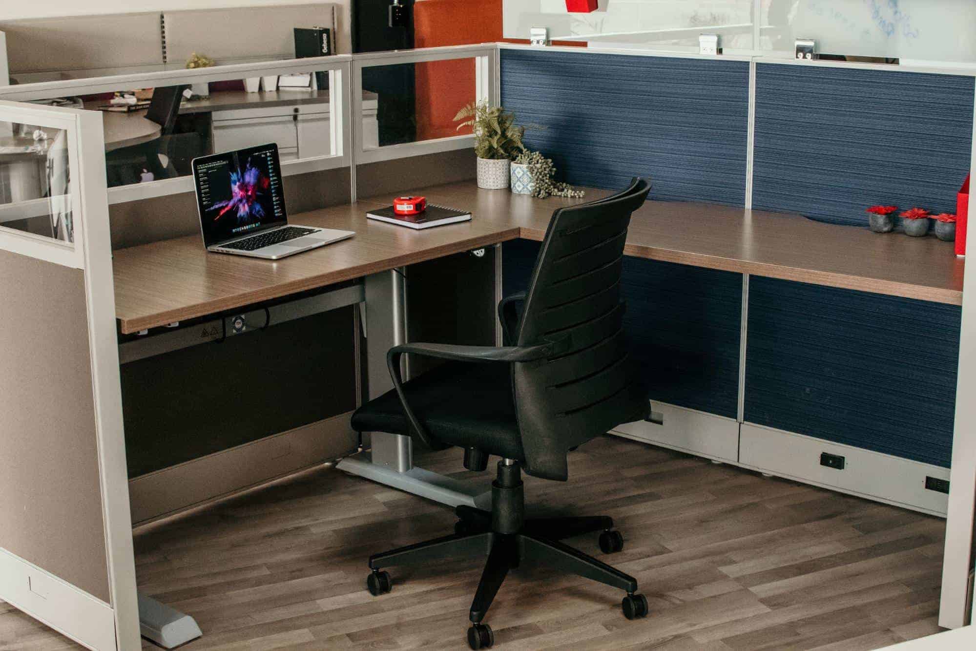 Mobiliario y equipamiento de una oficina para una empresa