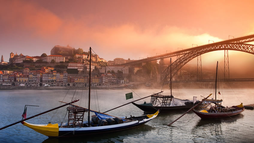 Khám phá những sản phẩm đồ dùng du lịch Bồ Đào Nha độc đáo và phù hợp cho chuyến du lịch của bạn. Mua sắm và tập trung vào những trải nghiệm tuyệt vời mà đất nước này mang lại.