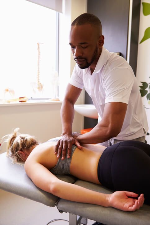 Memphis chiropractor helping a woman with mid back pain