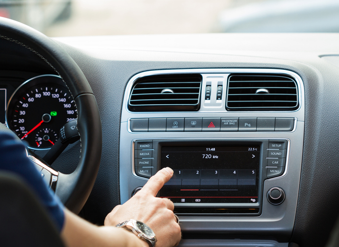 Cómo instalar o cambiar una radio de coche [Guía paso a paso]