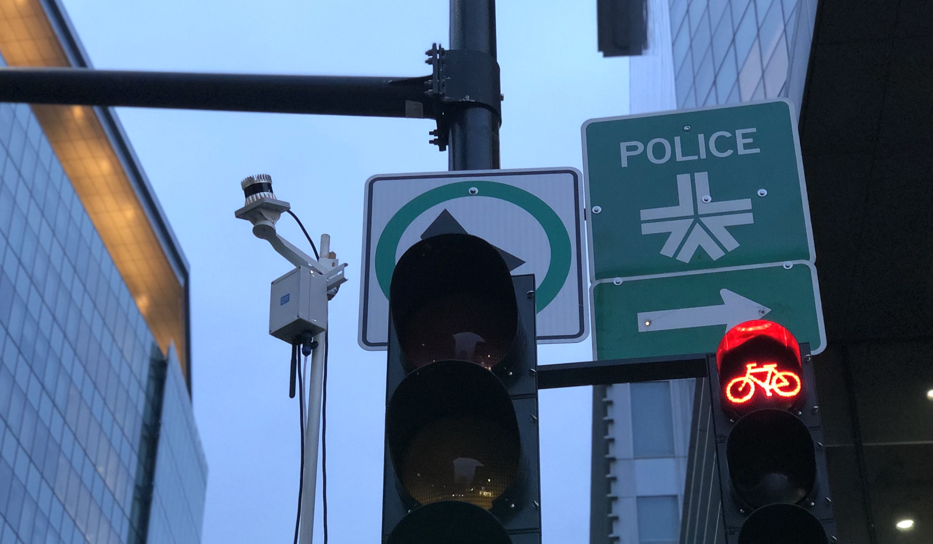 Lidar sensor on a pole next to a traffic light