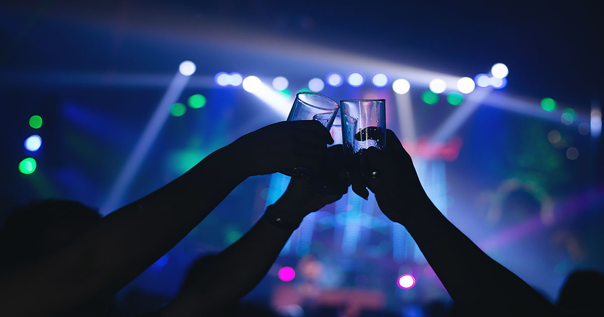 ¿Cómo puedes abordar el tema del alcohol con tu hijo adolescente?