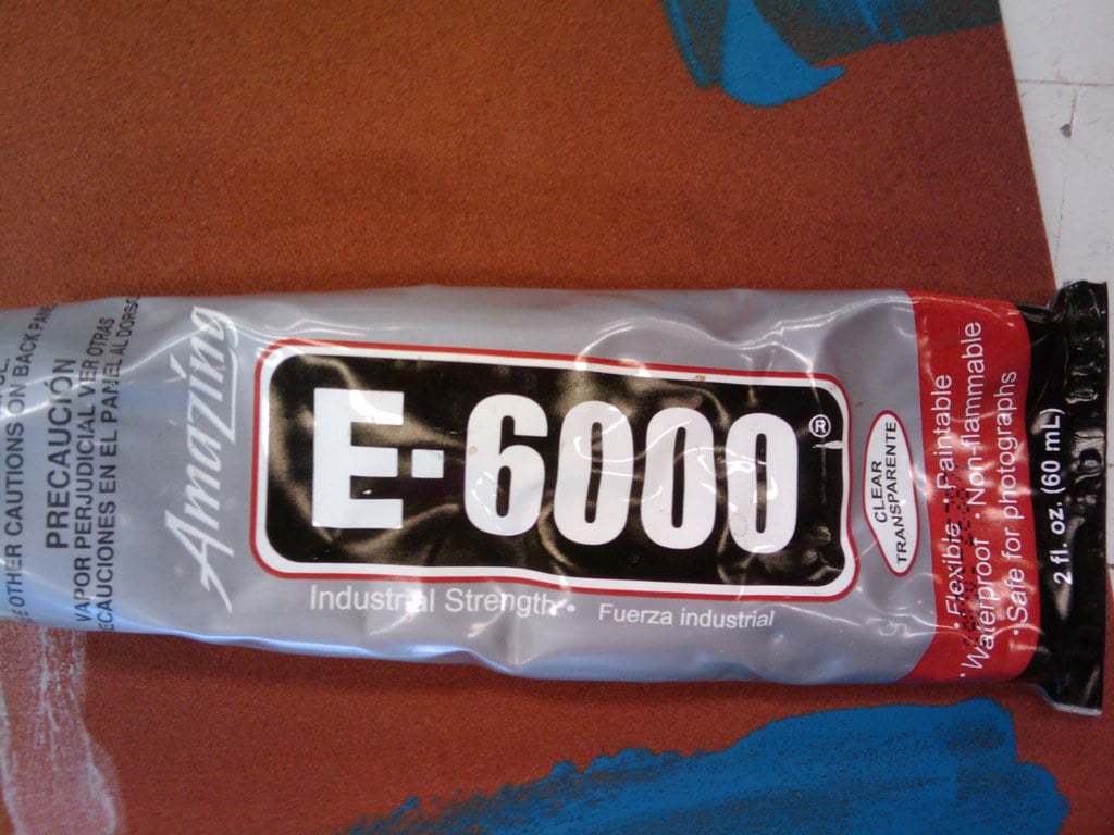 E-6000 adhesive for gluing acrylic and plexiglass