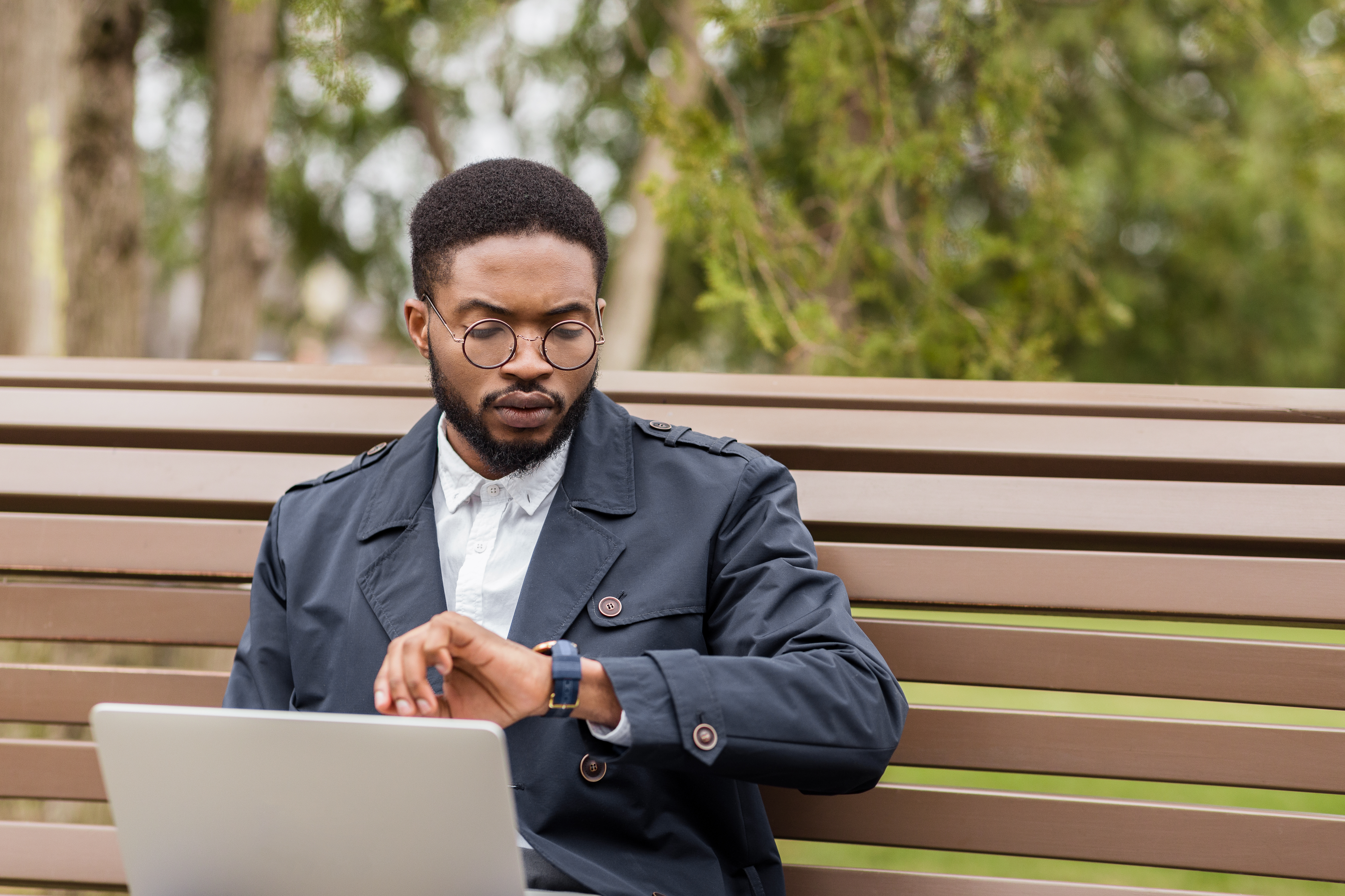 freelance-man-working-on-laptop-outdoors-and-4YMSZ9Q