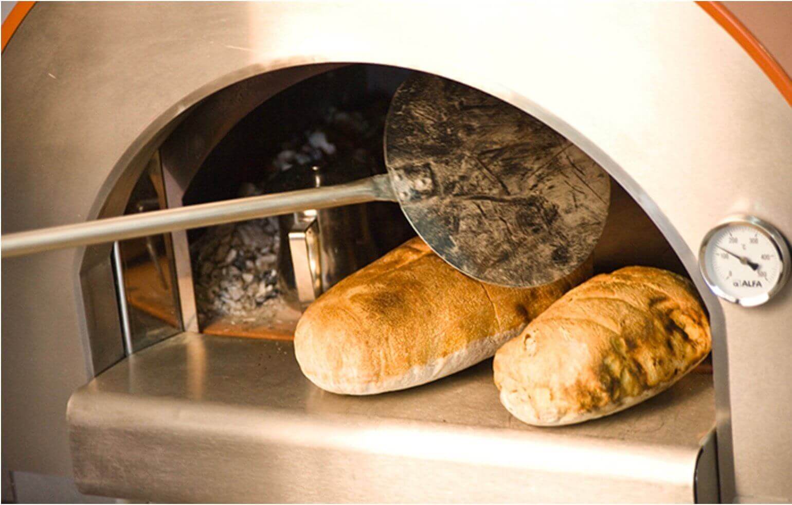 Печь хлеба электрическая. Печь Haussler для выпечки хлеба. Пекарня помпейская печь. Хлеб в печи. Выпекание хлеба в дровяной печи.