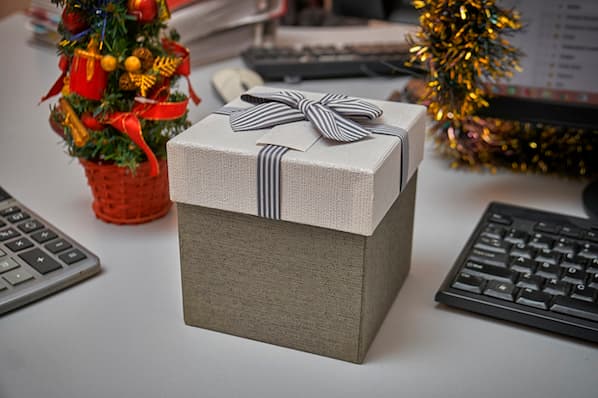 Inexpensive Office Gift Ideas for the Holidays