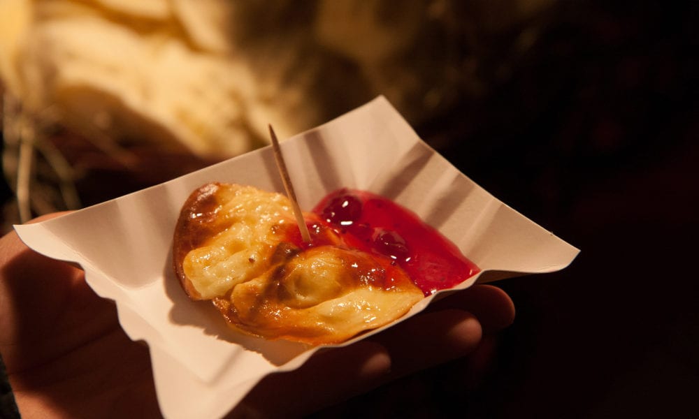 grilled_oscypek_smoked_cheese_from_sheep_milk_with_cranberry_sauce_as_served_in_Krakow_street_food-1000x600-min