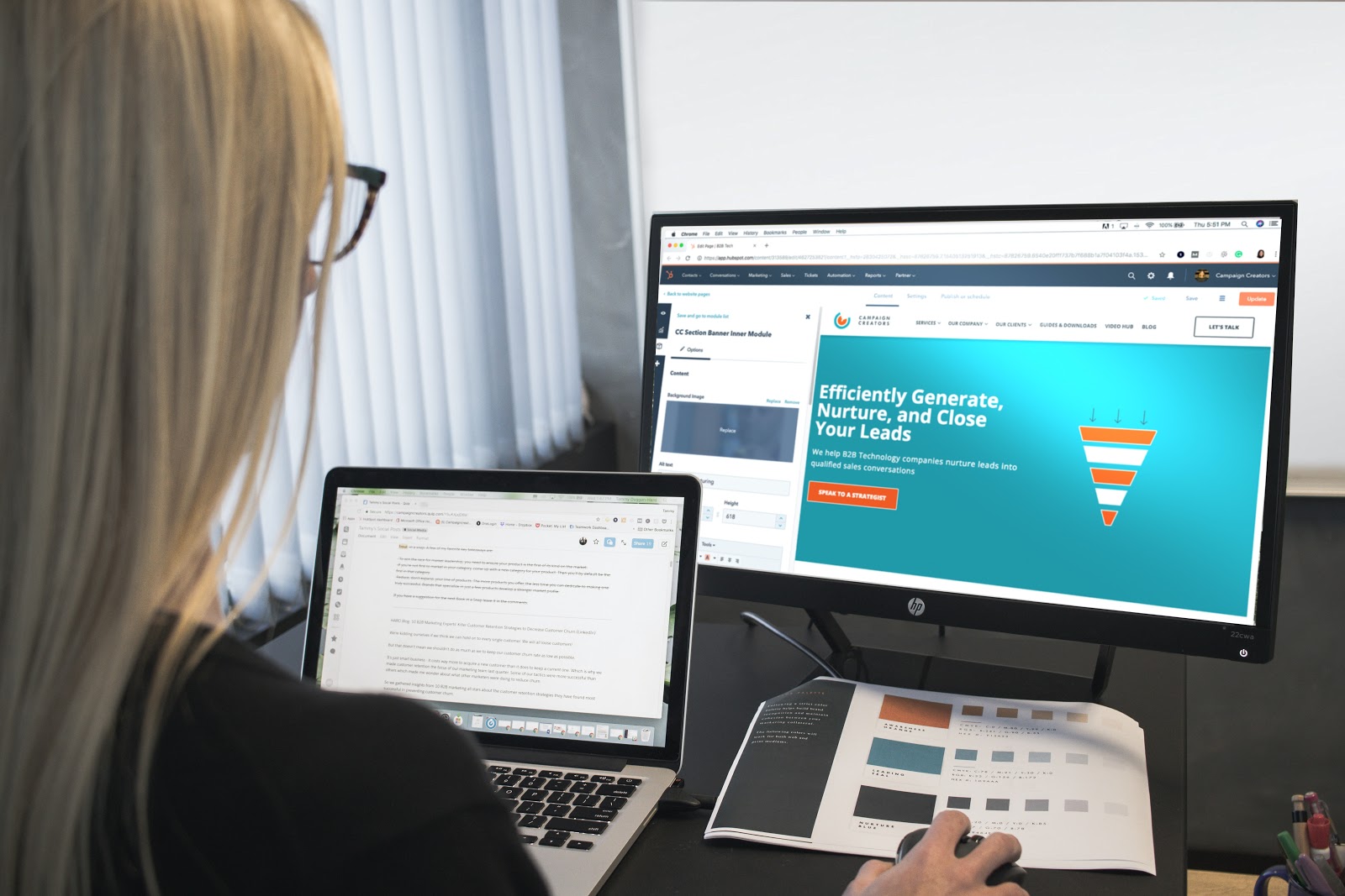 mujer usando hubspot en su computadora