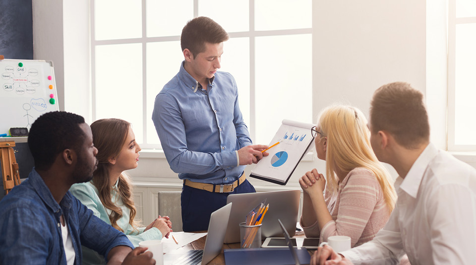 一个在团队面前进行演讲的人