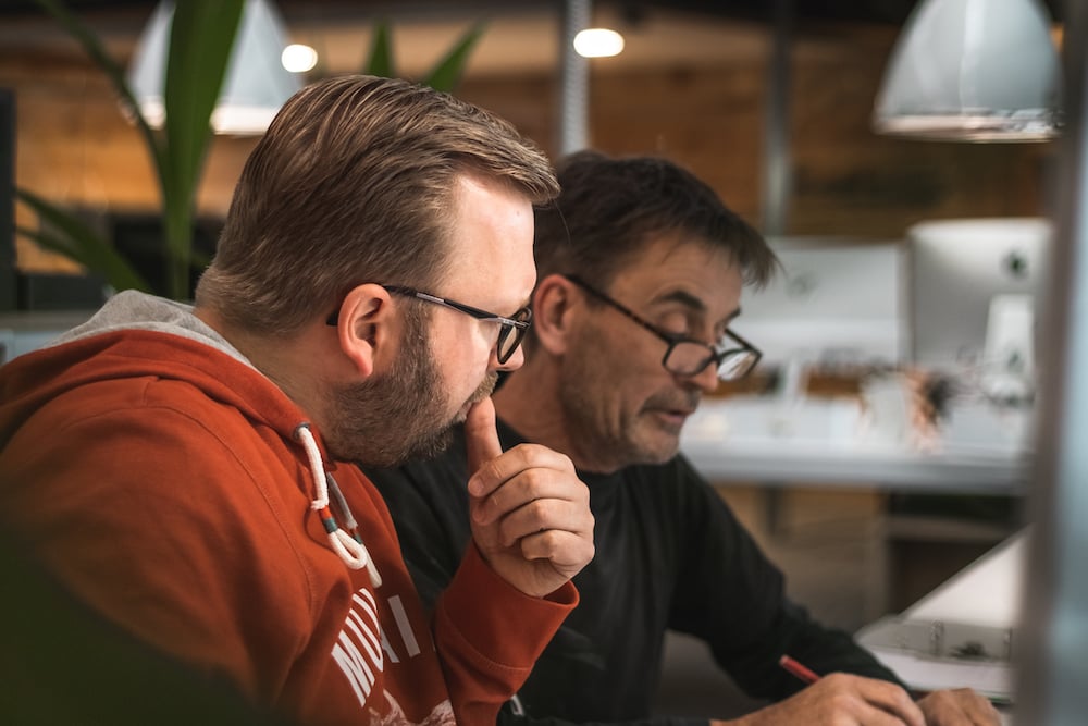 Marco en Erik zijn een stanbouw project aan het bespreken
