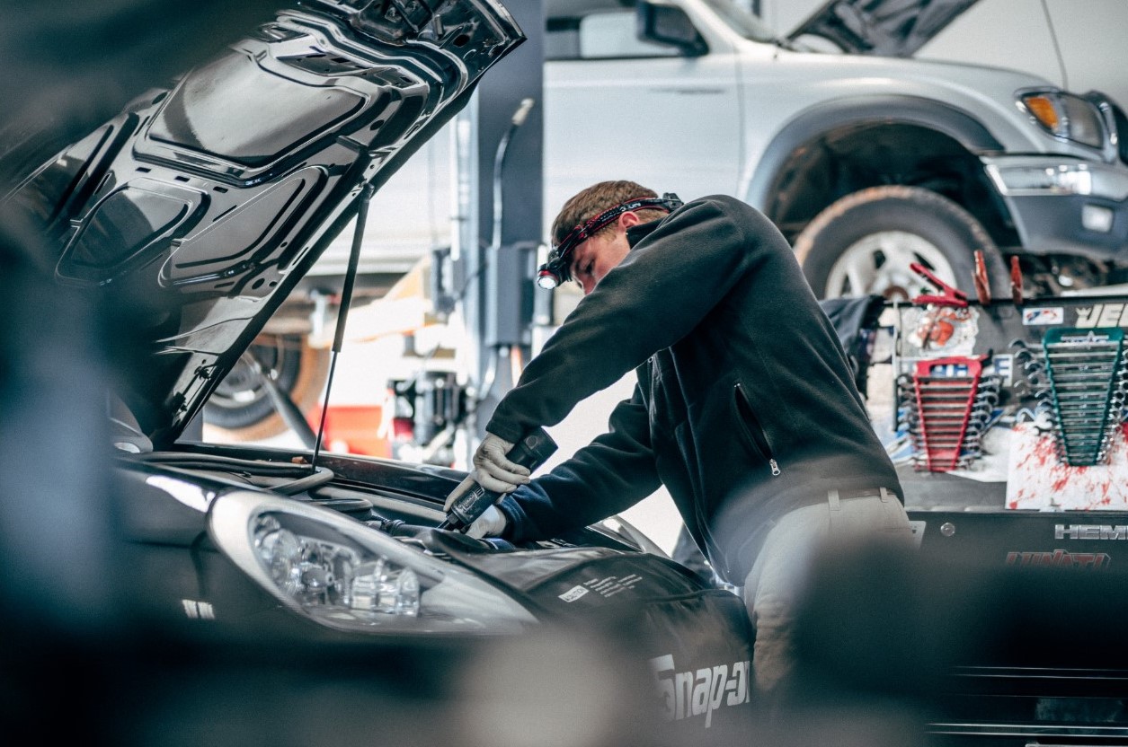 Hombre-arreglando-auto-motor