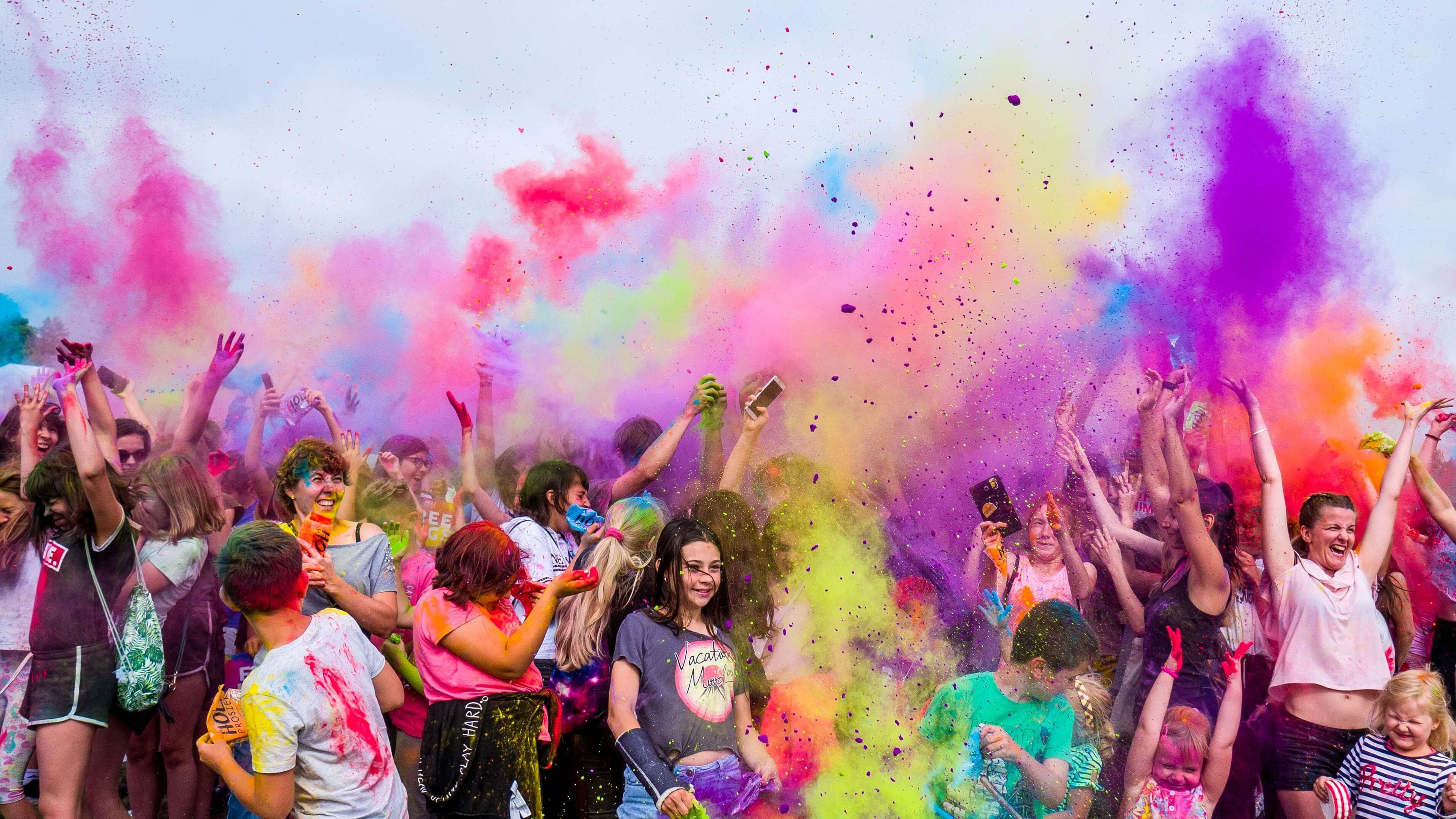 celebracion-colores-carrera-jovenes