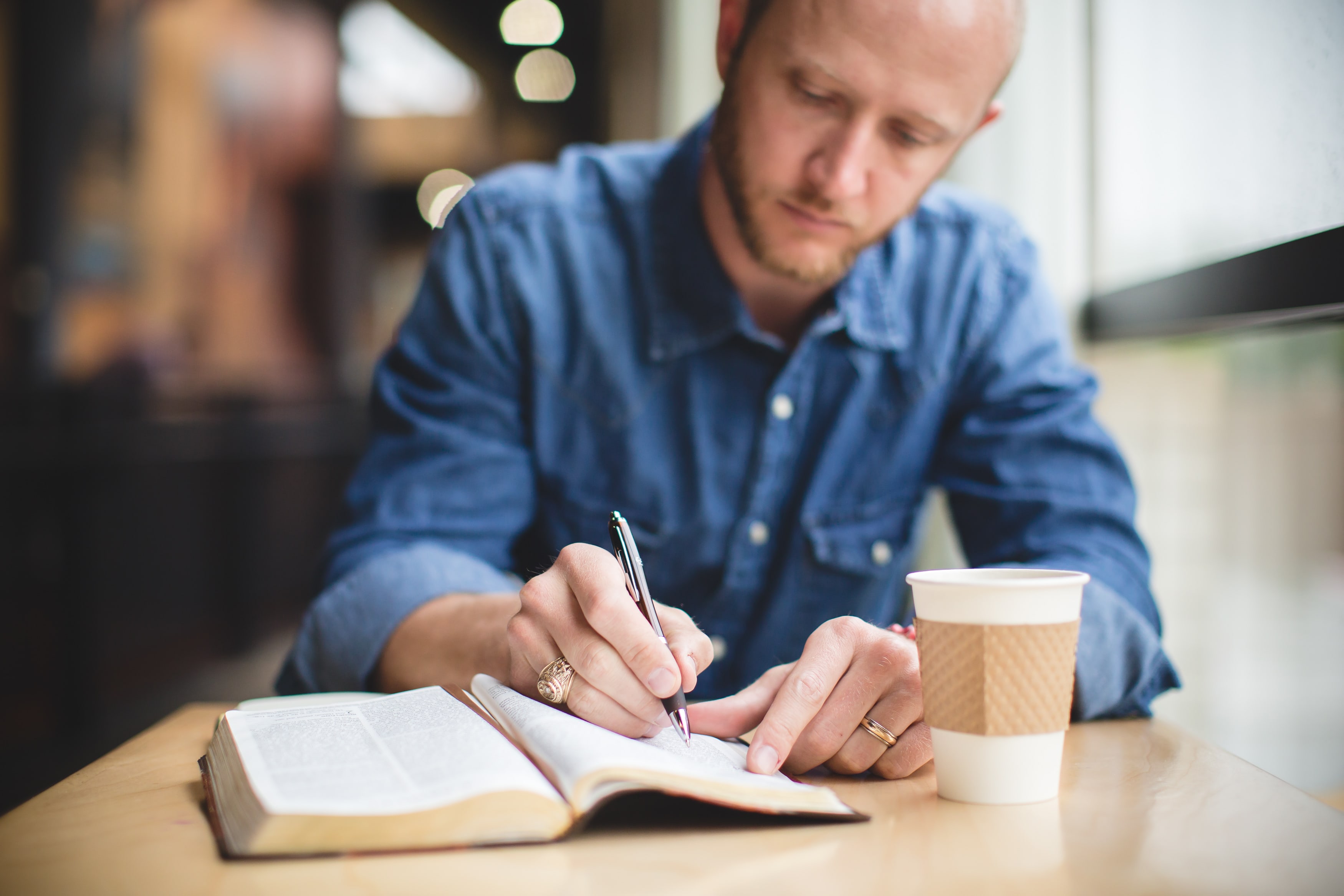 concentration-homme-cafe-min