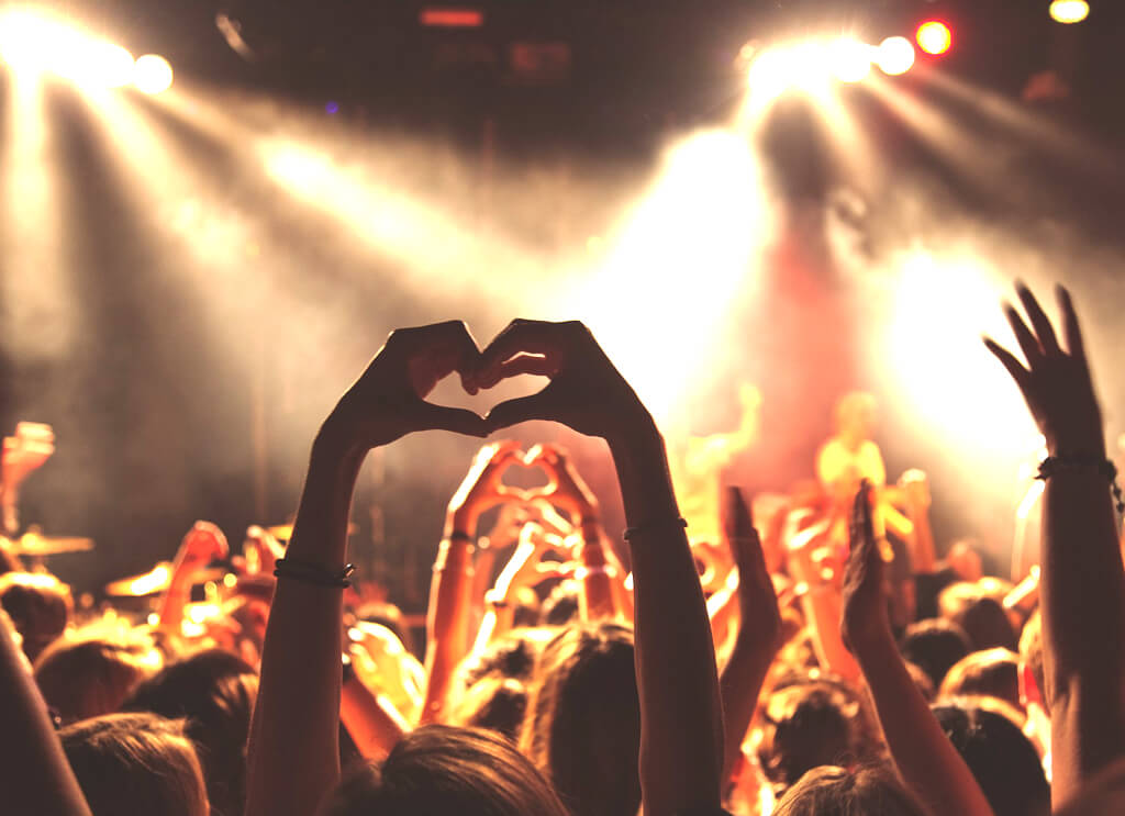concert-main-en-coeur