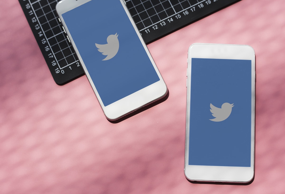deux-smartphone-logo-twitter