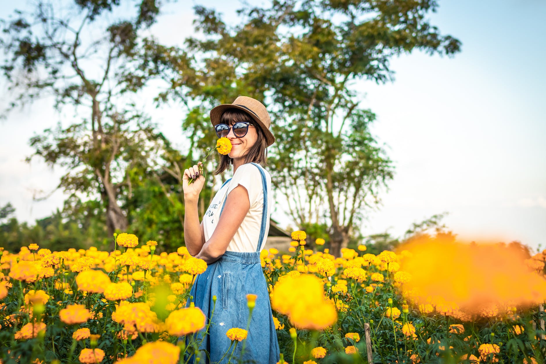 flores-amarillo-mujer-naturaleza