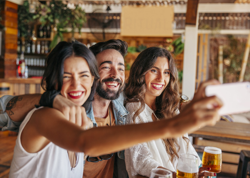 friends-selfie