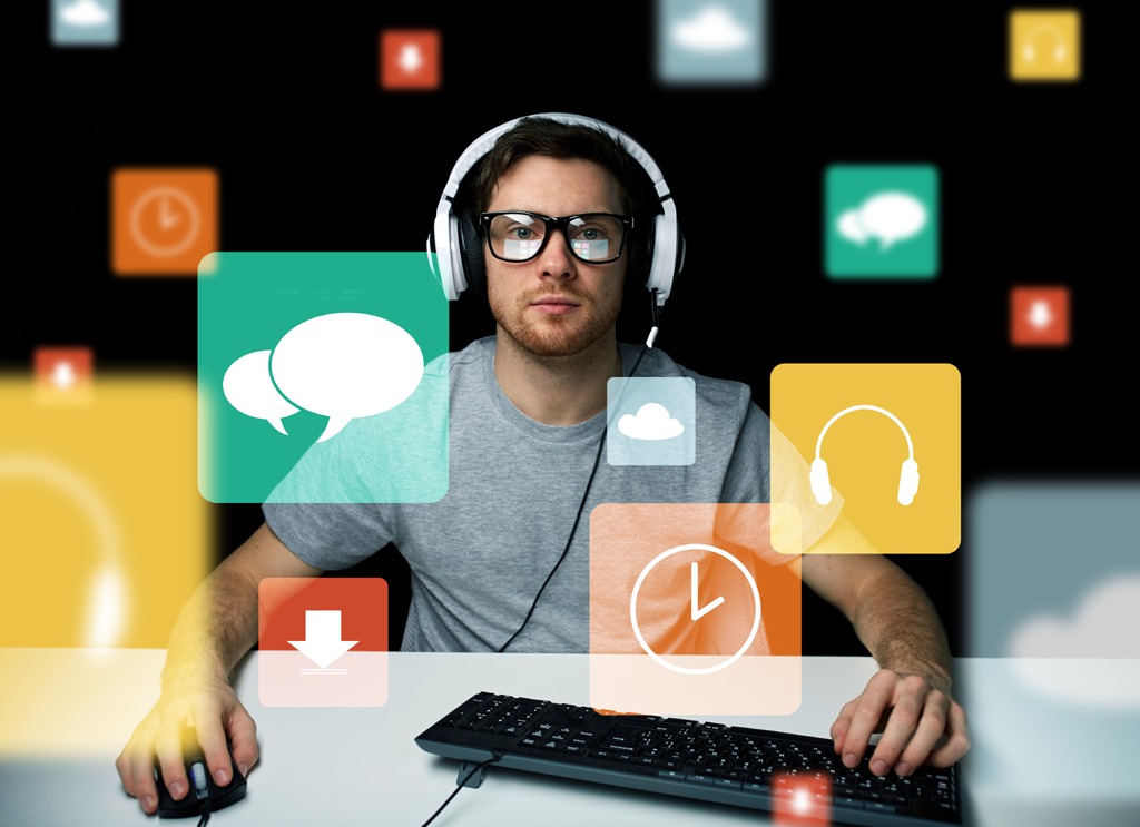 hombre-audifonos-computadora-redessociales