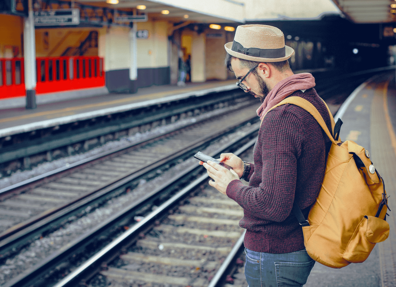 homme-attend-train