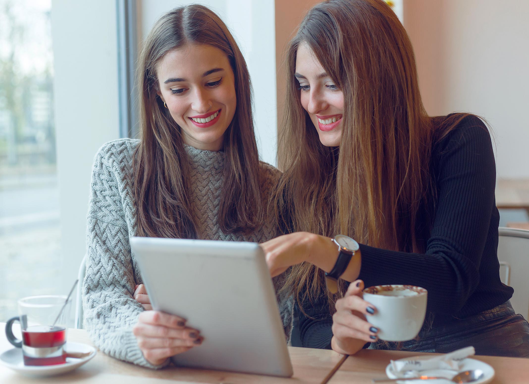 jeunes-femmes-tablette
