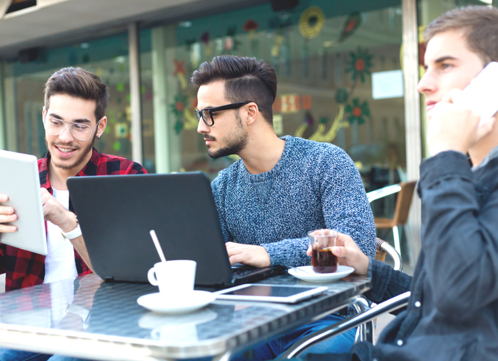 jeunes-homme-travaillant-ordinateur