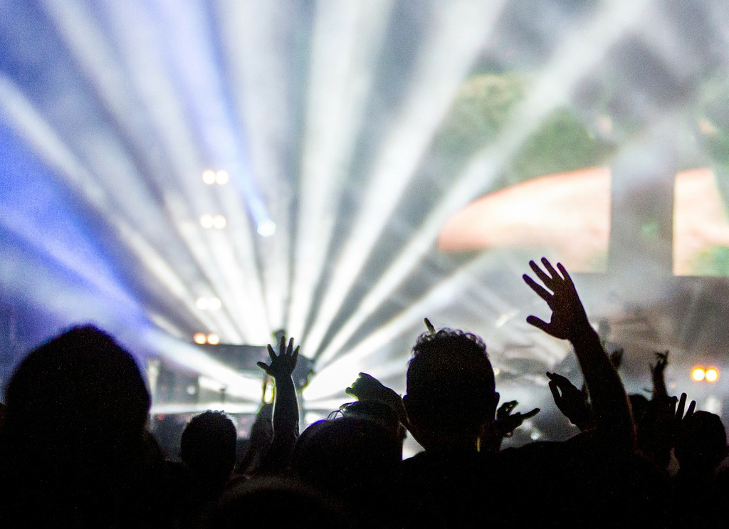 lumiere-projecteur-concert-foule