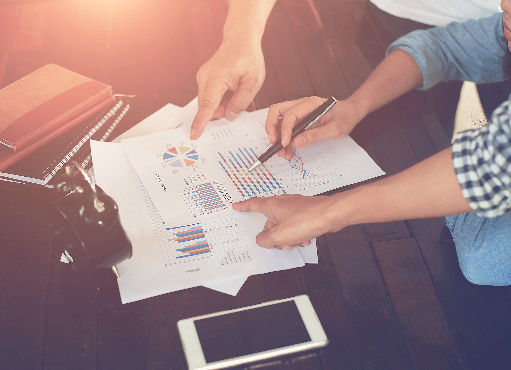 manos-apuntando-graficas-analisis-KPIs