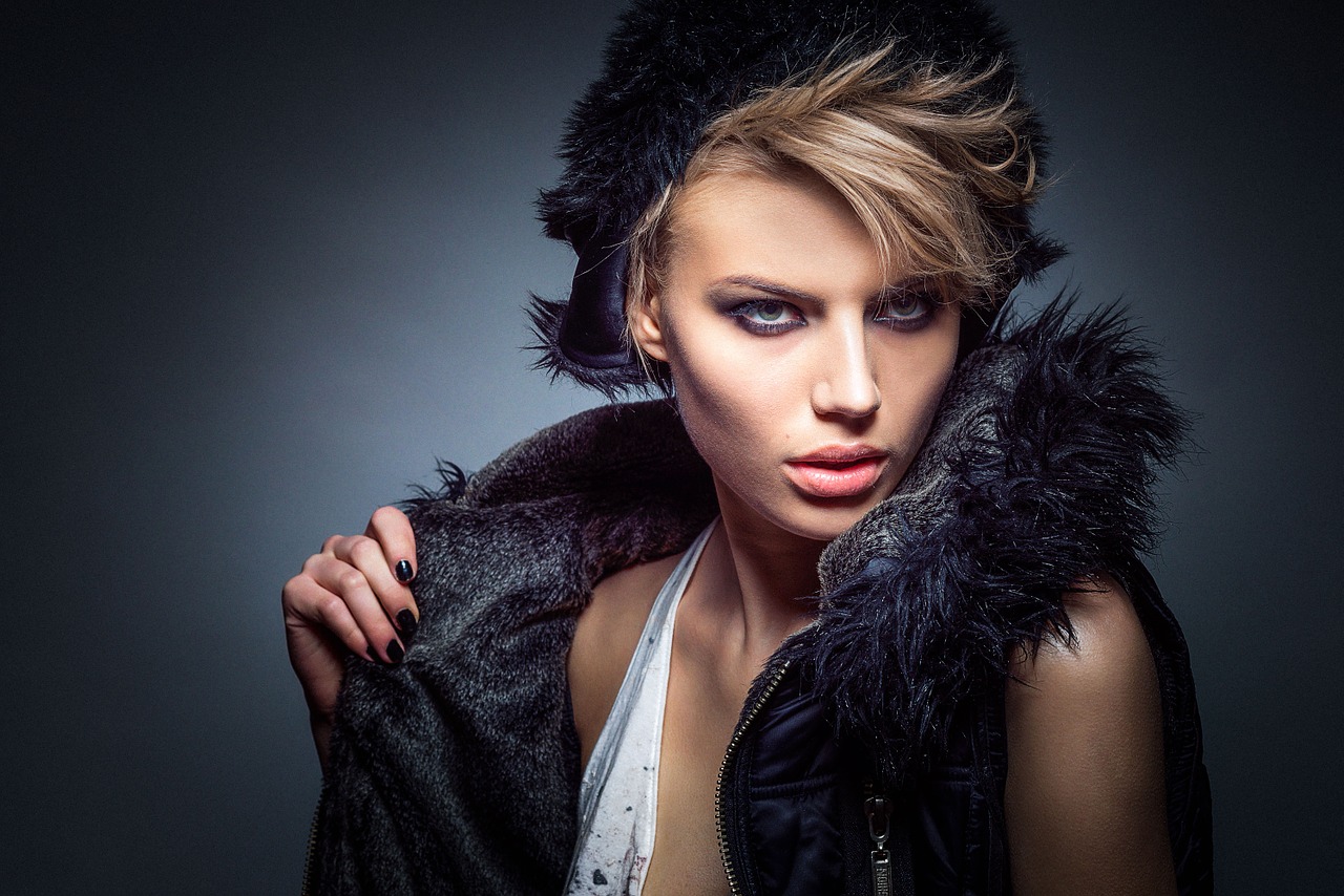 model-femme-habits-noir