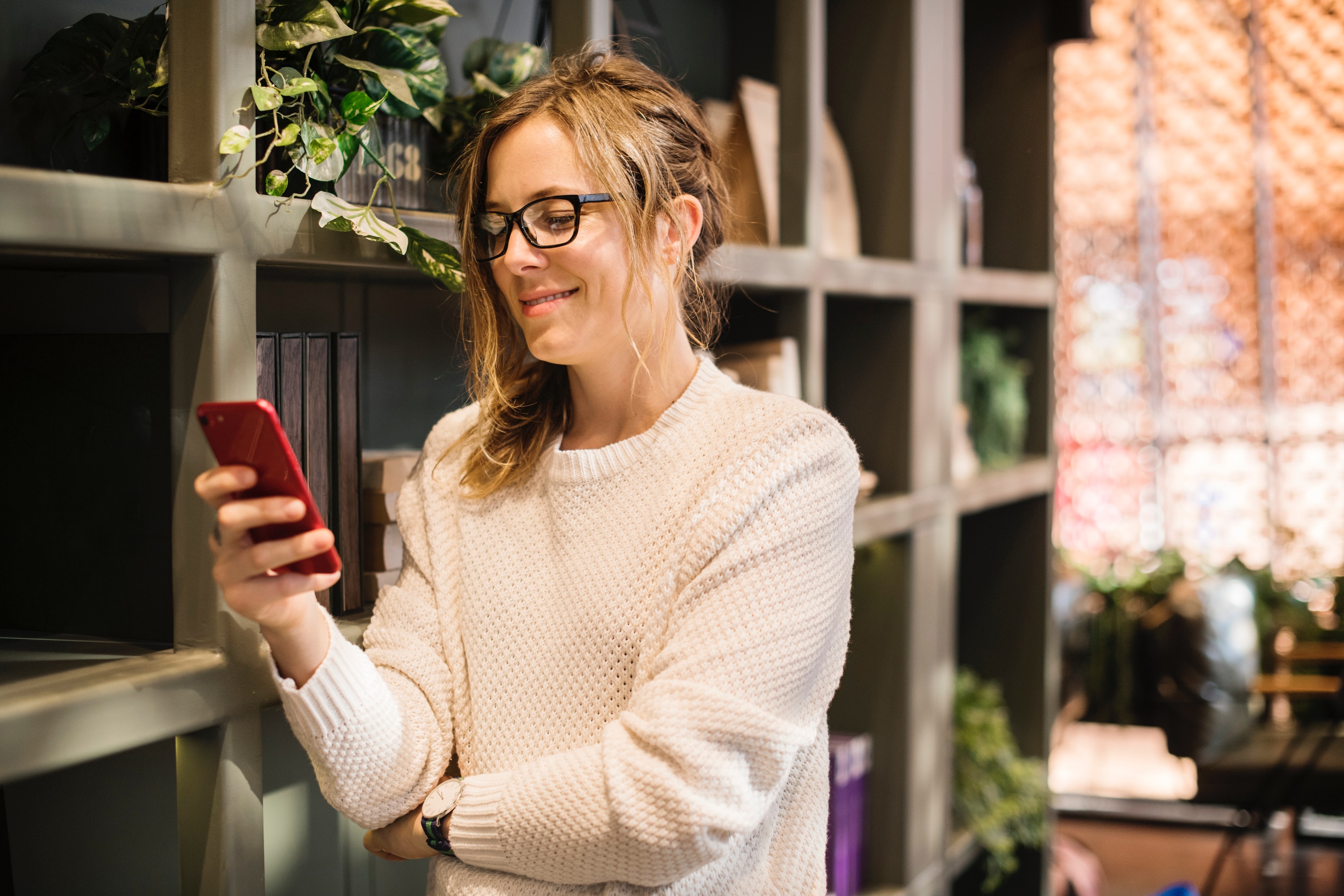 mujer rubia smartphone