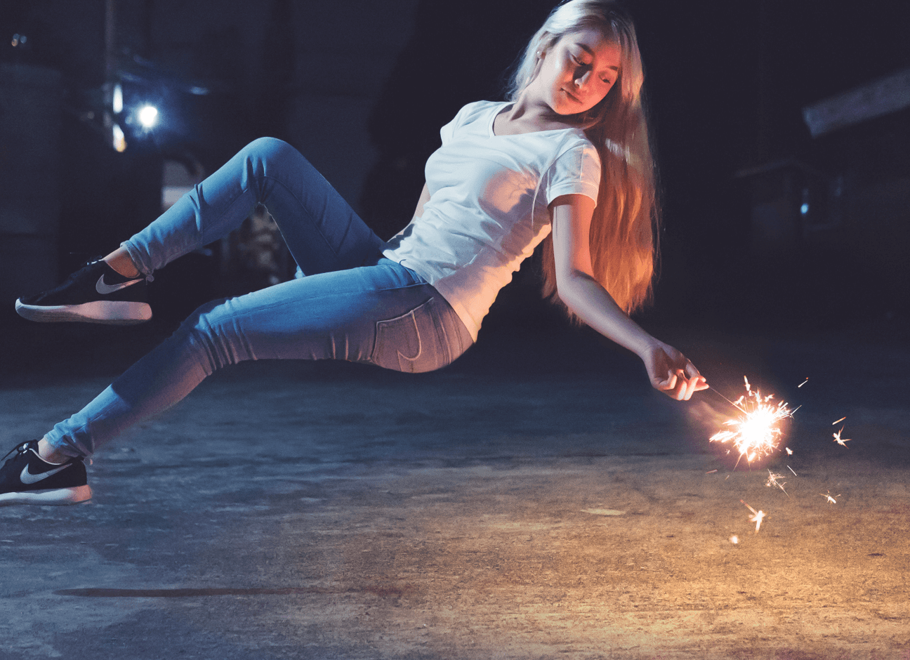 mujer-saltando-luz-bengala-tenis