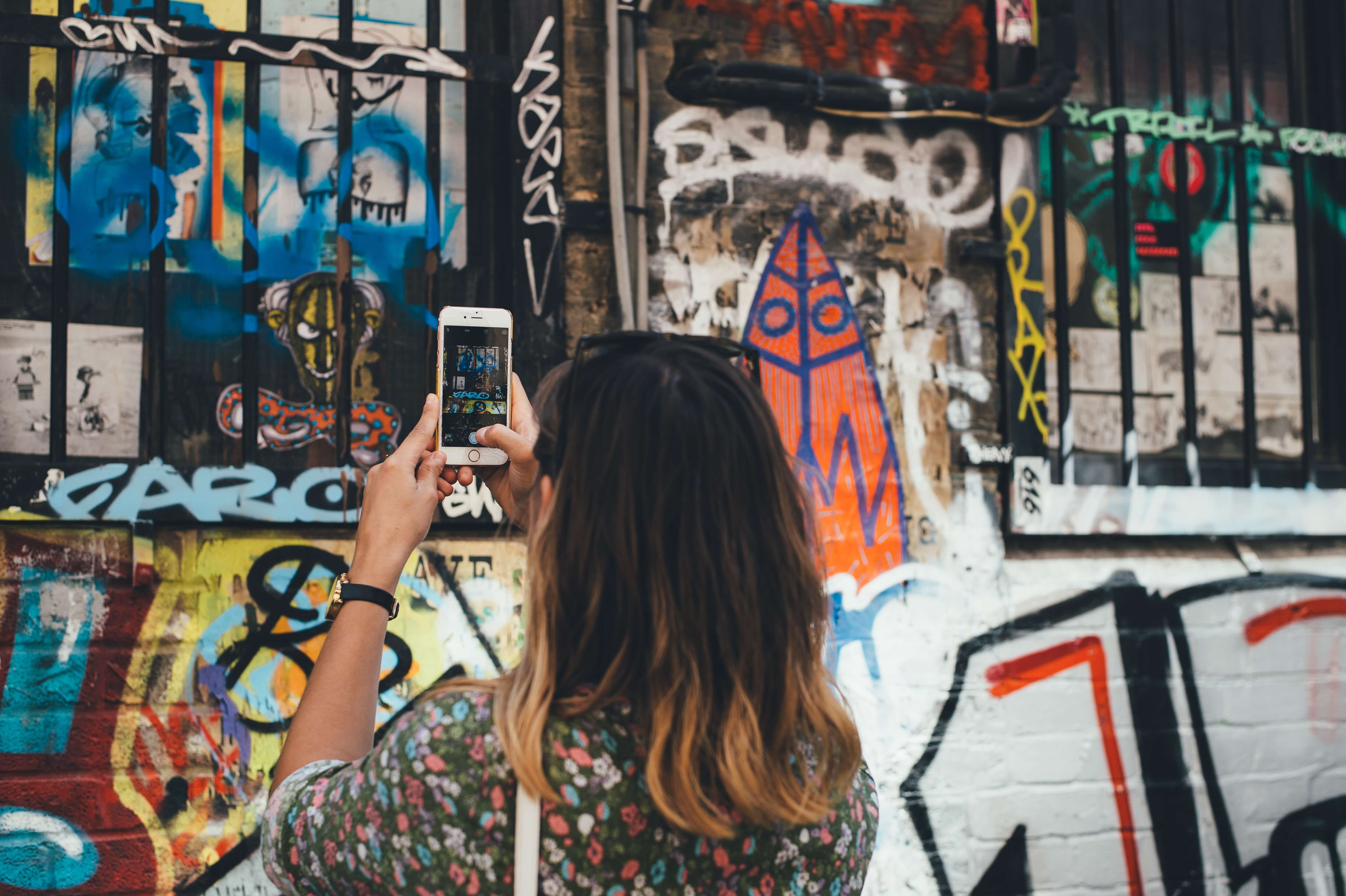 mujer-tomando-foto-streetart