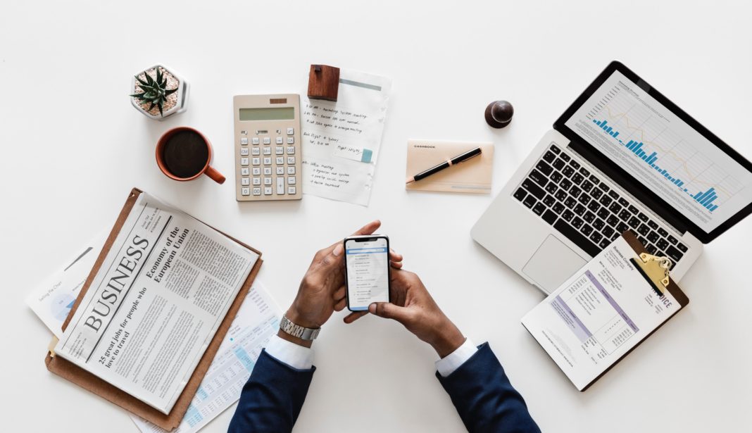 outils-travail-journal-calculette-ordinateur