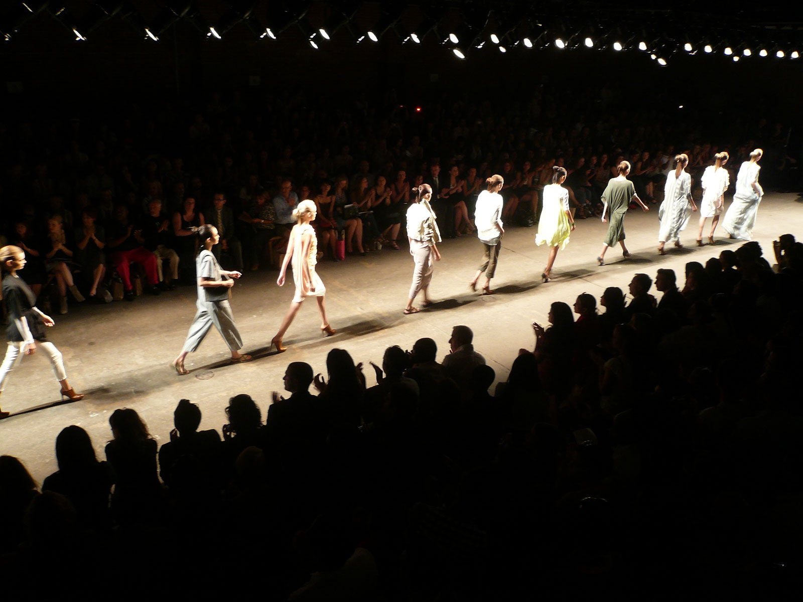 pasarela-mujeres-moda-fashionshow