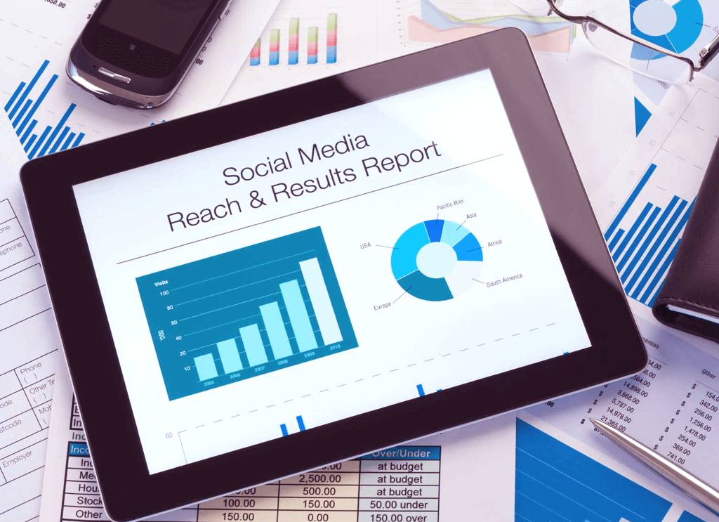 social-media-reach-tablette