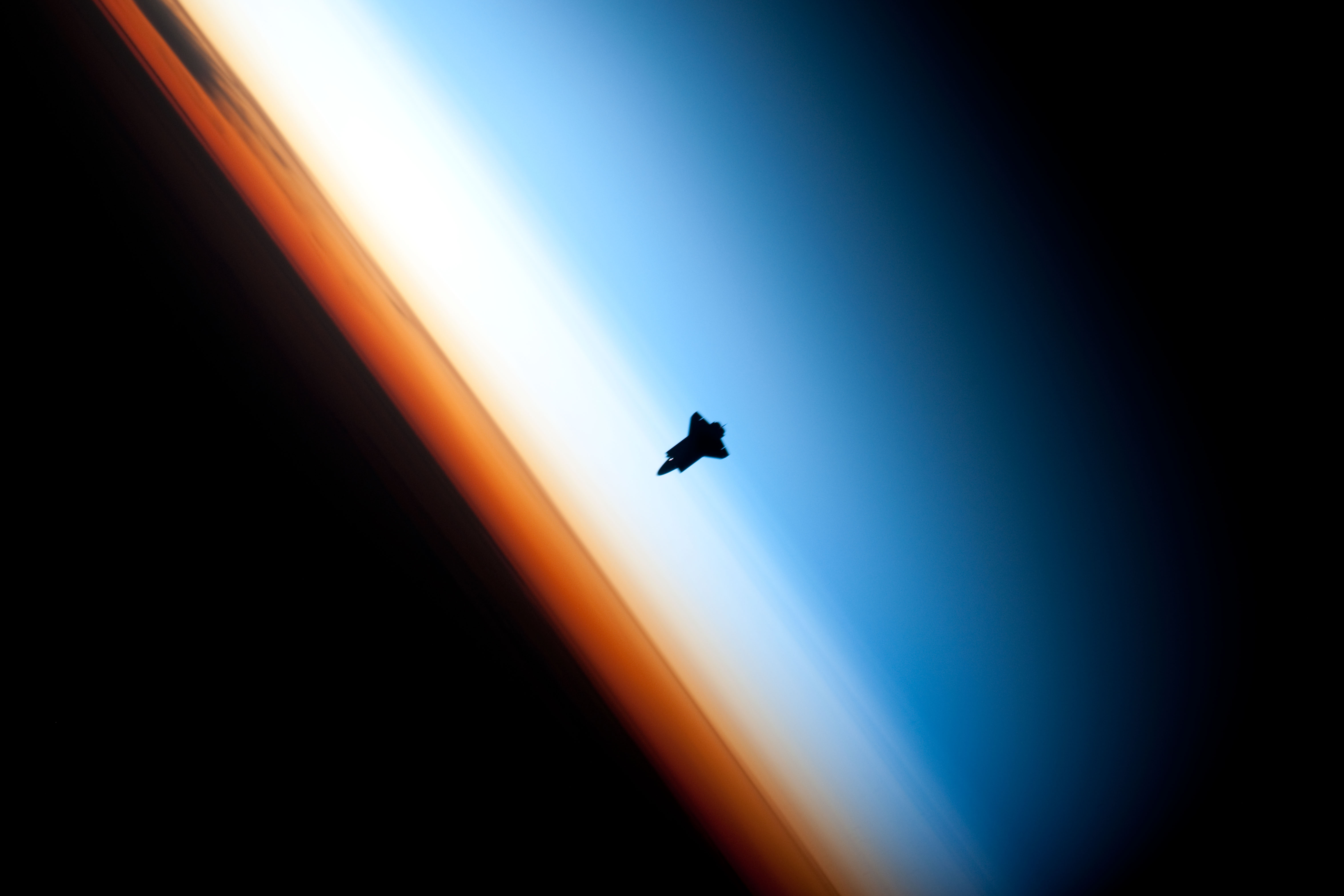 Endeavour_silhouette_STS-130 - WikiMedia Commons