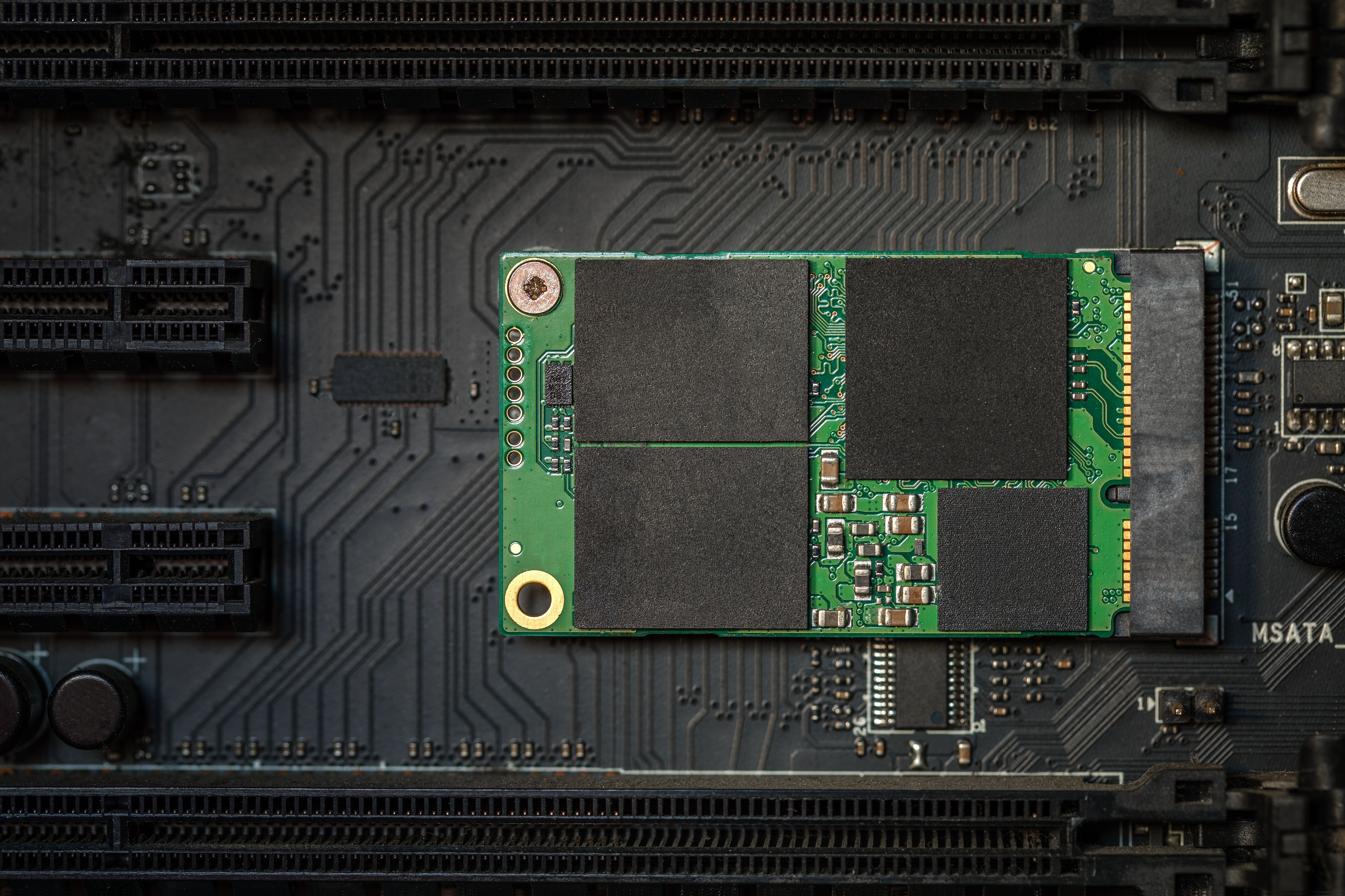 Pluggable SSD on a high-speed PCB material