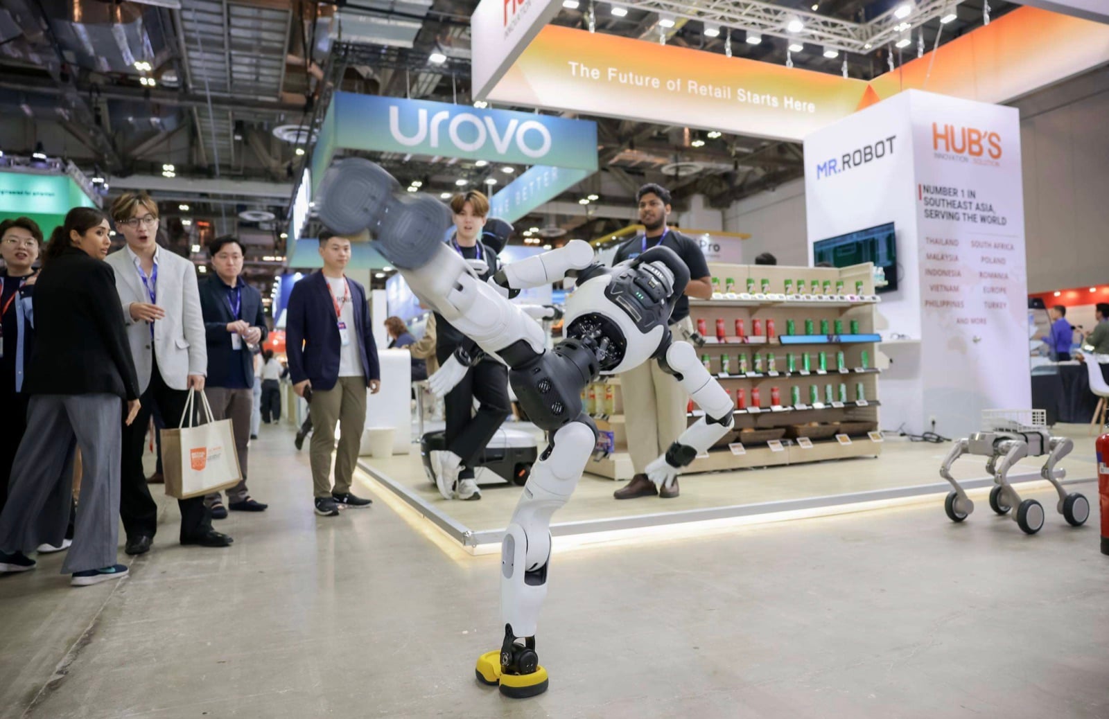 A robot demonstration on the NRF APAC Expo floor